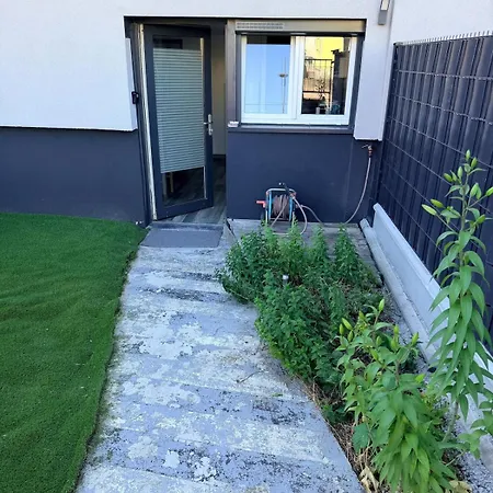 Beautiful Little With Garden 4 People Max *